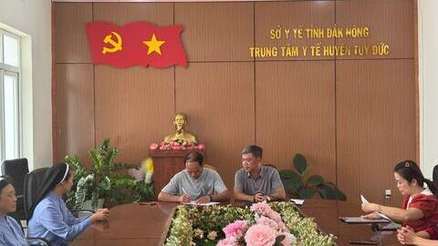 Trung tâm Y tế huyện Tuy Đức trao tiền ủng hộ “Bếp ăn tình thương”