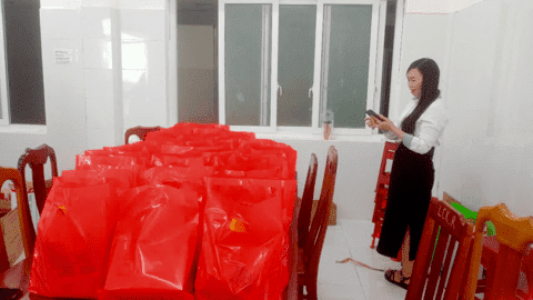 Công đoàn cơ sở Trung tâm Y tế huyện Đắk R’lấp: Tặng quà con em nhân viên nhân dịp Quốc tế thiếu nhi 1/6