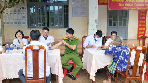 Hơn 200 người dân xã Quảng Tân được khám, cấp phát thuốc miễn phí nhân Ngày hội Toàn dân bảo vệ an ninh Tổ quốc