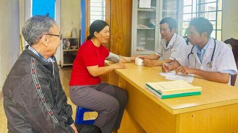 Trạm Y tế xã Quảng Trực phối hợp Bệnh xá Quân dân y Trung đoàn 726 khám sức khỏe cho người có công