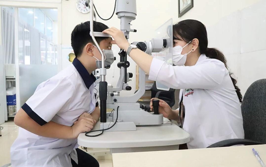 Khám bệnh đau mắt đỏ cho trẻ em tại Bệnh viện Mắt tỉnh Đắk Lắk